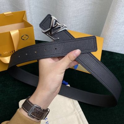 寬度40Mm Louis Vuitton 腰帶 ！正品買版打造 ！寬度40由極為柔軟的新版utah皮革裁制而成，表面粒紋清晰可見，此款腰帶配有雙層縫線，