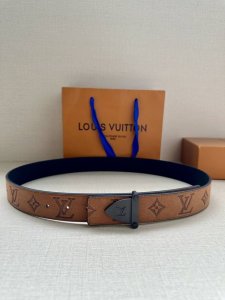 本款3.4宽 LV Initiales 双面腰带选用崭新皮革，以丰盈触感演绎 翻转即见老花压纹。金属 LV 搭扣呈现做旧效果，摩登设计实现灵活搭配