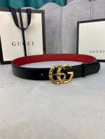 宽度4.0Cm Gucci 互扣式双g带扣，源自品牌现代风格典藏设计，经过重新诠释而别具新意。呈现于纤细的皮革腰带之上。