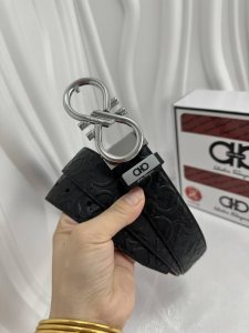 品名：菲拉格幕 原单 材质：原单牛皮腰带 百分百头层牛皮腰带保证真皮，24K纯钢扣，专柜原单品质、做工精细，时尚大牌，送人自用首选 包装： 请认准如图专柜包装赠