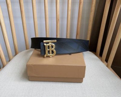burberry 巴宝莉 Tb专属标识图案 意大利制皮革腰带 采用百搭双色设计 宽:4.0Cm 今年B家最新款式 亲们赶紧转图下单哦！ 简单精致 流行款