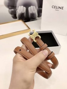 赛林Celine腰带选用珍贵奢华皮革精制而成，均为天然皮革，金色金属Triomphe 配领扣带扣，1.8Cm宽，