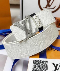 皮带：Lv.路易威登顶级复刻- 腰带：原单品质百分百进口原厂头层牛皮，保证真皮。雕花镂空设计浮雕工艺.真空电镀.永不掉色.24K纯钢扣头层小牛皮.白色皮带.荔枝