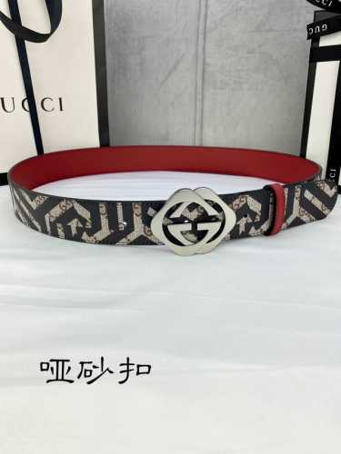 特 宽度4.0Cm Gucci 双面腰带，一侧为gg Su E帆布，反面一侧为枣红色头层小牛皮。配以互扣式双g带扣。