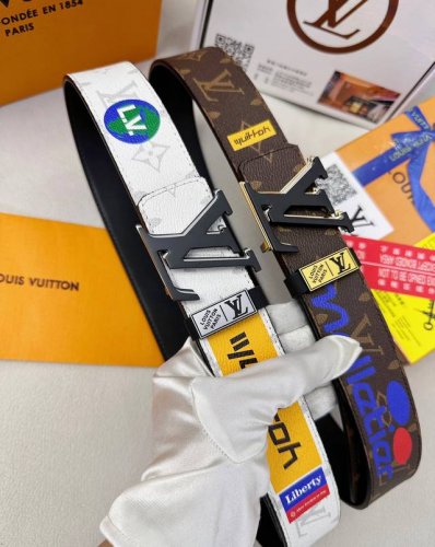 皮带：Lv..路易..威登顶级复刻. 腰带：原单品质百分百头层牛皮，保证真皮。双层渐变间金色磨砂烤漆设计.24K纯钢扣涂鸦彩绘图案艺术双面可用专柜同等质量， 送