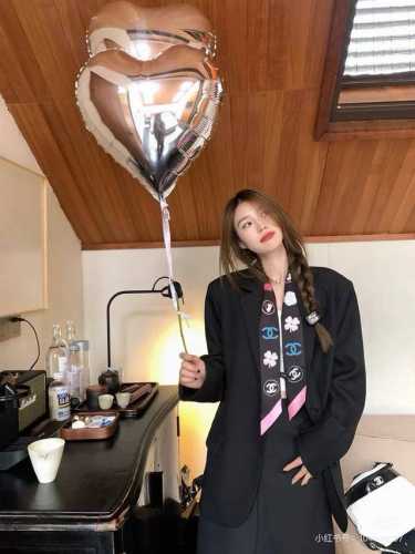 香奈儿Twilly小丝巾来了，Chanel 卡通字母名副其实的小可爱，人手三条闭眼收，我都不拦着N久都没有见过这么好看的Twilly真的是真香本香了，凹造型必备