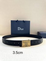 宽度3.5Cm 这款 35 毫米双面腰带结合典雅气质与摩登风范。一面采用黑色 Kumo 藤格纹皮革，重新演绎经典图案，另一面采用同色调光滑牛皮革，彰显 Dior