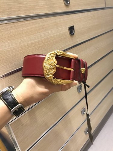 特 价 不配包装 巴黎时装秀，专柜同款、实拍专柜官网，尺寸:50Mm，原版复古针扣五金纯铜扣，极富设计美感 ，双面采用意大利进口原版牛皮，清晰美观，皮质软，手感