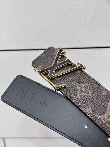 特 Lv Dimension 双面腰带将创意传承与华美街头风范共冶一炉，彰显创意总监 Pharrell Williams 的时尚远见。Monogram 帆布铺陈