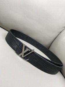 特 Lv Initiales 40 毫米双面腰带 进口小牛皮材质柔软手感 一面大水波纹 一面经典压花纹