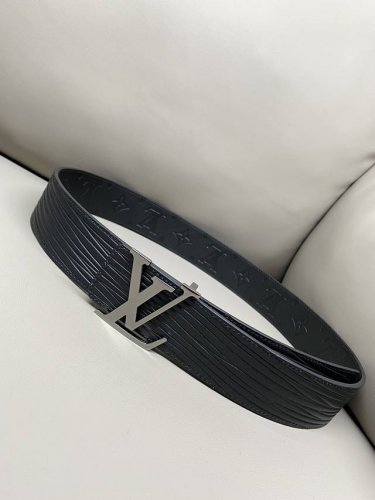 特 Lv Initiales 40 毫米双面腰带 进口小牛皮材质柔软手感 一面大水波纹 一面经典压花纹