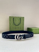 宽度3.8Cm Gucci 每一季，品牌标识都会吐故纳新，于经典之中融入新意。在这款腰带上，经典gg标识以亮眼之姿生动呈现，与双g造型配件相得益彰。 黑色和灰色