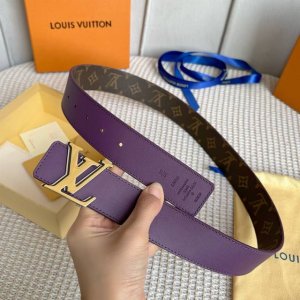 寬：40Mml0Uis Vuitt0N 男士新品原單腰帶.專櫃正品編碼！雙面均可使用 一面經典黑老花，一面頂級小牛皮，黑與紅的色調搭配三層三色掛扣 與腰帶相呼應