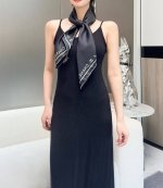 大爆款- Size：90.X90Cm 100%斜纹真丝 精致重手工卷边，时尚不撞款 多造型实用性，既能做头巾、抹胸、围巾，也可系于腰间点缀，给爱包增加装饰 别有