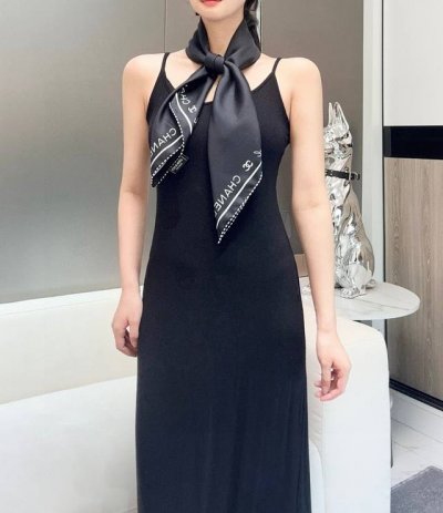 大爆款- Size：90.X90Cm 100%斜纹真丝 精致重手工卷边，时尚不撞款 多造型实用性，既能做头巾、抹胸、围巾，也可系于腰间点缀，给爱包增加装饰 别有