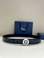 宽度3.5Cm 这款不锈钢金属腰带扣来自 Dior And Stone Island 限定系列，突显联名系列标志，Stone Island 的经典星星与 Dio