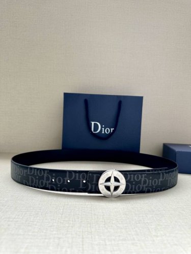 宽度3.5Cm 这款不锈钢金属腰带扣来自 Dior And Stone Island 限定系列，突显联名系列标志，Stone Island 的经典星星与 Dio