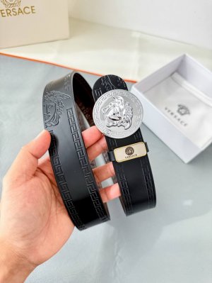 品名：Versace.范思哲原单腰带 皮带 DDD 型号：挂扣，经典人头纯钢材质扣头，头层牛皮，图片实物拍摄 DDD 材料：百分百头层牛皮，保证真皮。24K纯钢