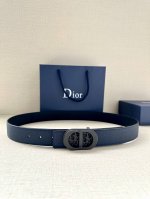 特 宽度3.5Cm 这款白金色饰面黄铜腰带扣采用“Cd”标志点缀，镌刻有 Dior Oblique 图案，经典元素呈现本季全新风采。设计精巧，可与各式 35 毫