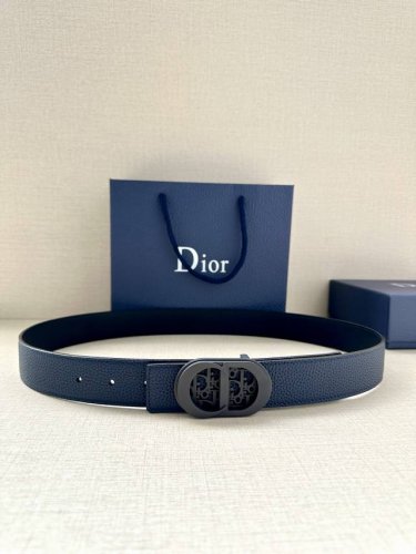 特 宽度3.5Cm 这款白金色饰面黄铜腰带扣采用“Cd”标志点缀，镌刻有 Dior Oblique 图案，经典元素呈现本季全新风采。设计精巧，可与各式 35 毫