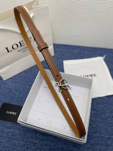 品牌 罗意威 特 描述 经典系列新品腰带，采用小牛皮材质，完美搭配手工车线，两款经典配色，可搭配商务西装或更为休闲的造型。腰带为法国尺寸，请在购买前参阅腰带尺寸