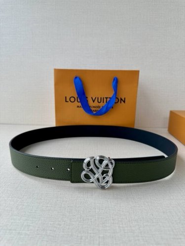 3.4宽奢华款现代 Taurillon 皮革，饰以雅致大方的标志性 Lv 首字母。柔软结实的皮带，可搭配从礼服到休闲装各种服饰