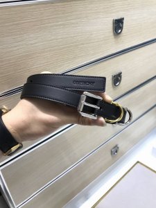 配送专柜包装 打孔针 宽20Mm，原单进口小牛皮 头层牛皮，搭配原单钌钯电镀G针扣搭配间色戒指，手感.油边近乎完美，原产皮料定制，质感无可挑剔，出众的细节，高清