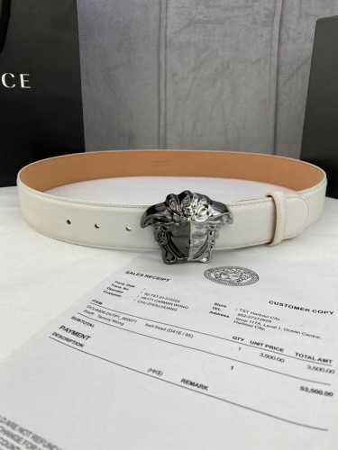 宽度4.0Cm Versace 范思哲 此款柔软的皮带饰有金、银双色3D美杜莎腰带扣，可搭配正装或休闲牛仔装。