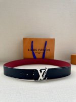 Lv4.0宽 Rays 双面腰带为抹油花纹扣 进口手掌纹枣红底 临摹日光照射时的灿烂光线，可为多样造型注入创意巧思