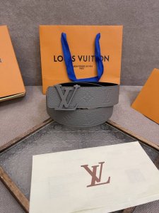 Lv Initiales Blason 40 毫米双面腰带诠释创意总监 Pharrell Williams 对品牌传统与摩登风尚的热忱。柔软皮革外层点缀的 Lv