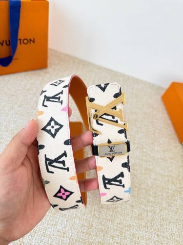 品名： Lv..路易..威登腰带皮带原单 型号：挂扣，经典纯钢材质挂扣，头层牛皮，图片实物拍摄 材料：头层牛皮，挂扣系列，纯钢材质扣头，镀钯电镀工艺永不掉色。原