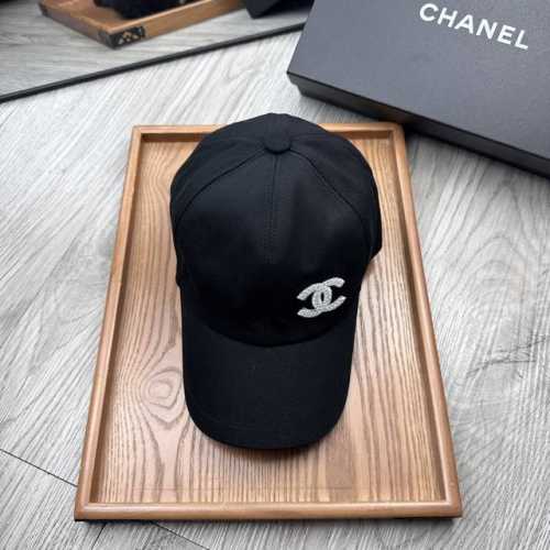 特价 C家 Chanel 新品双面鸭舌帽 特别新颖的双面风格碰撞设计 一面延续了Chanel一贯的素雅简约的风格 一面大胆采用了简笔山茶花满花的图案设计 一款帽