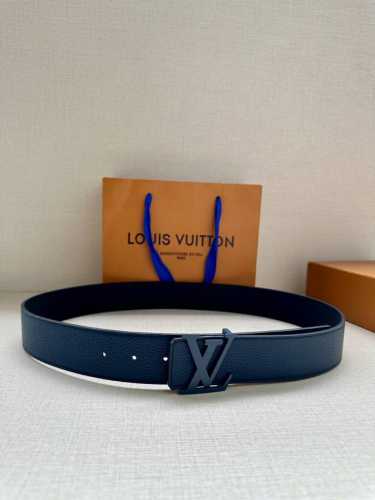 4.0宽本款 Lv Taurillon 双面腰带以粒面 Monogram 压纹牛皮革和光滑牛皮革分饰两面，令黄铜搭扣延续皮革色调，于优雅设计展露俊逸风范 Tau