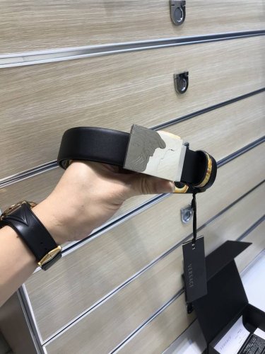 特P210 配送专柜包装 打孔针 专柜同款、实拍专柜官网，尺寸:宽35Mm，原版立体半脸间色美人头扣 ，极富设计美感 ，双面采用进口原版印花，彰显个性，清晰美观