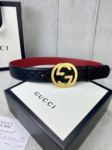 带宽4.0Cm Gucci 互扣式双G腰带，采用热压印技术的Gucci Signature皮革精制而成，巧妙搭配枣红色头层牛皮 触感厚实，印花图案清晰分明。五金
