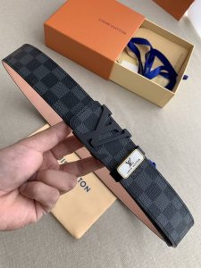 品名： Lv..路易..威登原单 型号：双面使用挂扣，图片实物拍摄 材料：头层牛皮，挂扣系列，纯钢质扣头，钯镀电镀工艺永不掉色。黑格磨砂皮底，专柜同等质量， 送