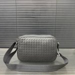 Bottega Veneta 葆蝶家 Bv 手工编织 多功能牛皮男士相机包 单肩包 斜挎包 经典百搭 实物拍摄 原厂原版面料 配送防尘袋 礼盒 25 X 15