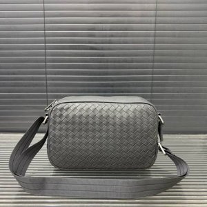 Bottega Veneta 葆蝶家 Bv 手工编织 多功能牛皮男士相机包 单肩包 斜挎包 经典百搭 实物拍摄 原厂原版面料 配送防尘袋 礼盒 25 X 15