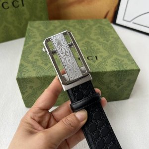品牌：商务款新款进口3. 5自动扣头层小牛皮，手感细腻柔软。搭配纯钢自动精品钢扣，男士必备！宽度： 3.5Cm自动钢扣