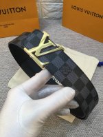 配送专柜全套礼盒包装。 Lv：此款腰带采用双面设计，一侧为风格休闲的Damier，另一侧为头层小牛皮底，搭配原单刚扣，原产皮料定制，专柜宽度4:0