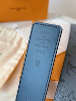 4.0Cm最新定制纯胶面料.原版厚薄.无限接近原版！！！手感不在以前那种厚重又发棉不结实.格料的厚薄材质决定了整条皮带的质量！专业Lv！