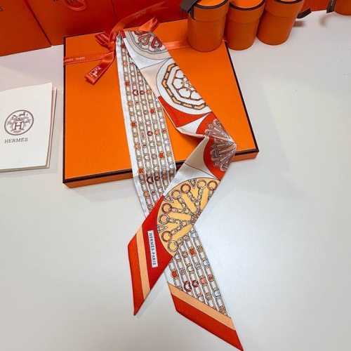 爱马仕Hermes“万花筒效应”Twilly小丝巾。 Twilly真丝缎带 100%桑蚕丝 。 这款小巧的真丝配饰佩戴方式千变万化，可为您的日常造型增添灵动妙趣