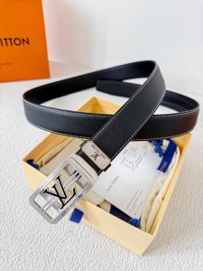品名：Lv..路易..威登 腰带原单自动带 皮带 型号：自动扣，纯钢材质自动扣，头层牛皮自动带身，实物拍摄材料：百分百头层牛皮，保证真皮。24K纯钢扣，永不掉色
