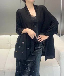 4 珠片系列 爆款超黑色 Size：65X180Cm 成份 60%山羊绒 40%桑蚕丝 原单代购级！轻薄，摸上去绝对让你柔软到心化.四季可用！Logo亮片剌绣，