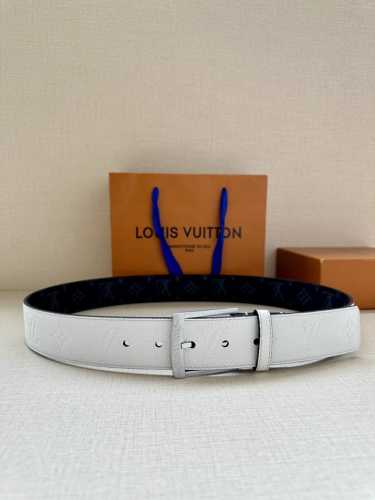 4.0宽 Citizen 双面腰带以 Monogram Eclipse 帆布和 Taurillon 皮革成就两式风尚，再以耀目针式搭扣俊朗格调，可轻松融入各式造