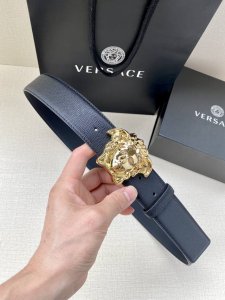 VERSACE 宽度3.8cm 此款时尚的腰带采用粒面小牛皮革精制而成，饰有立体美杜莎搭扣。