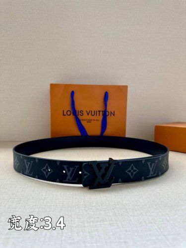Lv Initiales3.4宽腰带取材 Monogram Eclipse 帆布和素净牛皮，为标志性 Lv 搭扣描绘摩登哑光质感，可令任意造型展露典雅意味 Mo