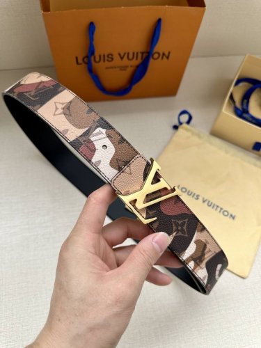 特 本款包4.0宽Lv Initiales 双面腰带出自 Lv Portrait 系列，以拼接图案诠释团结和沟通主题。男女面孔之间穿插 Monogram 元素，