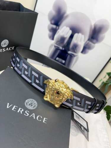 范思哲此款经典的versace腰带由柔软的小牛皮制成，饰有la Greca印花，并配有3D美杜莎腰带扣。4.0Cm宽