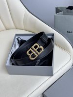 巴黎世家 Balenciaga 宽度2.5Cm 是法国的奢侈品牌，作为时尚界最具影响力品牌之一的地位。设计师源于：都市时尚潮流独特的设计风格，采用进口小牛皮制作